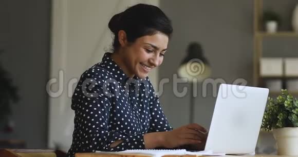 微笑的印度女学生打字准备课程工作视频的预览图