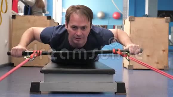 体育生活理念健身房减肥健身男热身操力量耐力培训视频的预览图