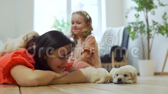 小女孩和她妈妈附近的猎犬小狗视频的预览图