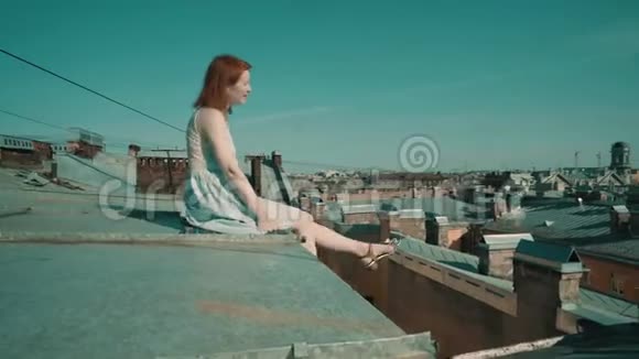 坐在屋顶上的女人视频的预览图