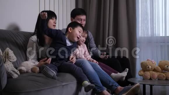 有孩子在家看电视的快乐中国家庭视频的预览图