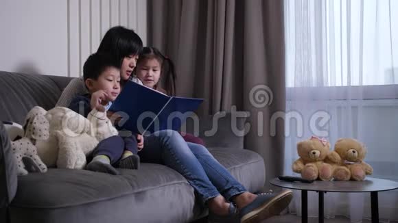 关心亚洲母亲给孩子读书视频的预览图