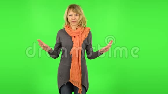 中年金发女子双手交叉做X形手势表示拒绝绿色屏幕视频的预览图