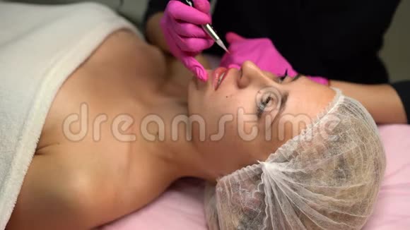 医生美容师做永久性化妆女性客户嘴唇4K视频的预览图