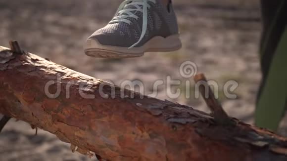 将鞋带系在户外运动鞋上视频的预览图