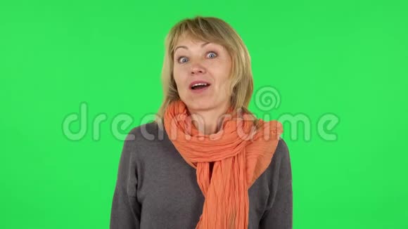 中年金发女人的肖像是说哇震惊的面部表情绿色屏幕视频的预览图