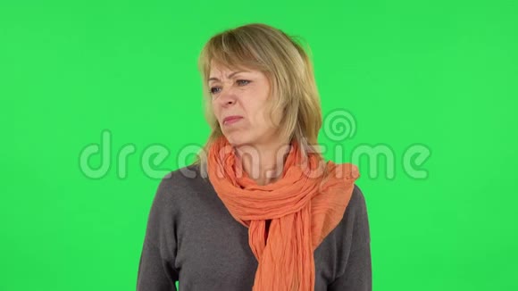 中年金发女子消极地摇着头的肖像绿色屏幕视频的预览图