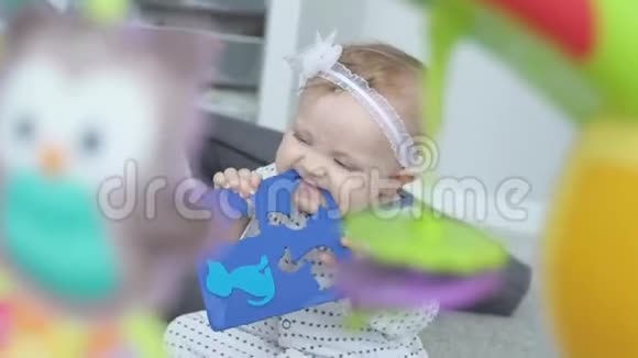 在孩子身上咬婴儿一个小女孩第一次切牙视频的预览图