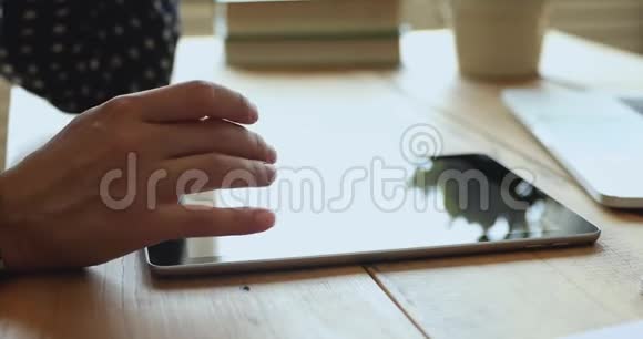 女学生在桌上使用数字平板电脑在线学习概念视频的预览图