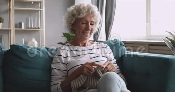 幸福老年妇女编织手工服装视频的预览图
