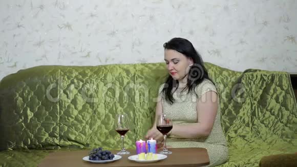 在桌旁的女人正在等着那个男人她哭着要一个浪漫的约会视频的预览图