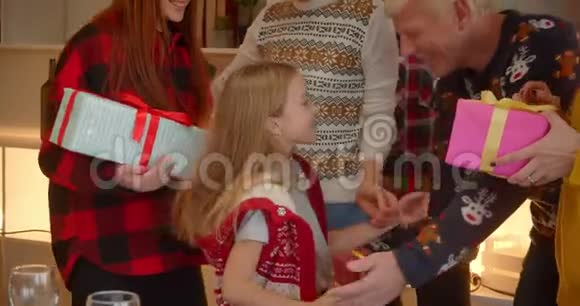 圣诞期间一个金发小女孩在白种人的家庭里拥抱着爷爷视频的预览图