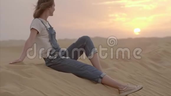 阿联酋沙漠中的快乐女孩视频的预览图