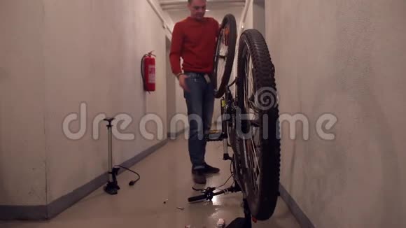 一个人在自行车上安装一个密封的轮子视频的预览图