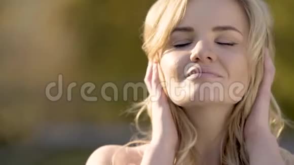 在秋天公园晒太阳的金发女孩关门视频的预览图