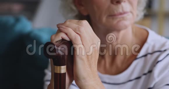 特写心烦意乱的中年奶奶握着手杖视频的预览图