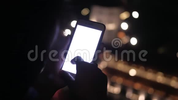 女性夜间使用智能手机的后景视频的预览图