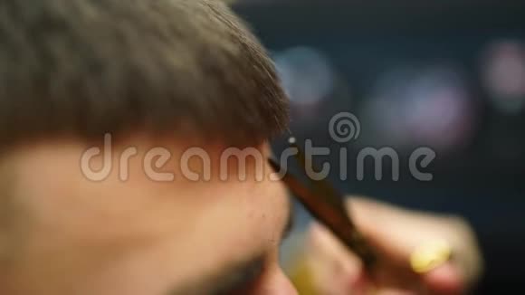理发师女孩用剪刀和梳子剪男人的头发女性理发师为客户服务时髦男人坐在视频的预览图