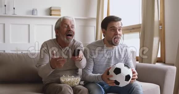 幸福不同的男性世代家庭庆祝冠军在家里获胜视频的预览图