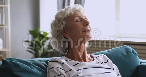 平静成熟的退休妇女呼吸新鲜空气充满乳房视频的预览图