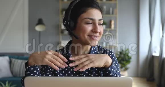 快乐印度女青年戴着耳机通过电话会议进行交流视频的预览图