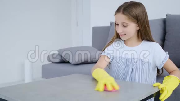 女孩擦家具视频的预览图