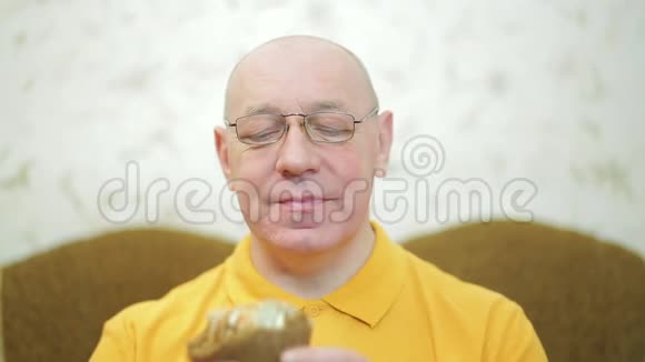 笑容可掬的男人吃多汁的合成汉堡视频的预览图