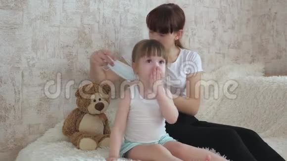 可爱的女婴被隔离在玩具熊上戴上医疗面具婴儿在医院玩游戏假装是医生护士视频的预览图