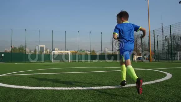 年轻的足球运动员传球并向球门跑去视频的预览图