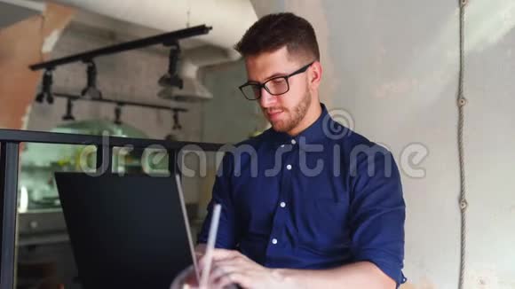 年轻迷人的时尚自由职业者在阁楼咖啡馆远程工作笔记本电脑在咖啡店上网的商人视频的预览图