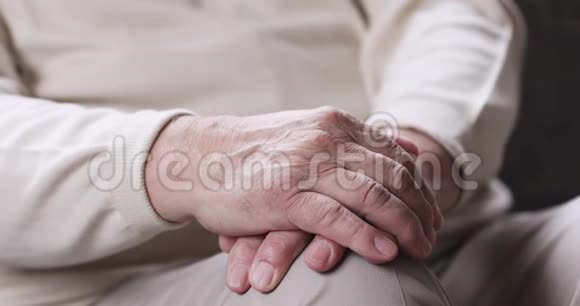 年长的老人独自坐着双手交叠合拢视线视频的预览图