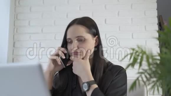 一个年轻的女孩在笔记本电脑上打电话一个重要的电话自由职业者视频的预览图