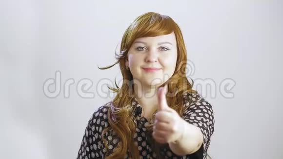 一位白色背景的年轻女子用她的手在课堂上进行情感展示视频的预览图