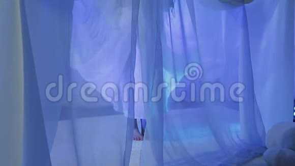 婚礼前夕一位年轻的新娘在白窗帘后跳舞视频的预览图