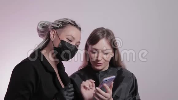 女性美容师与客户讨论未来的程序视频的预览图