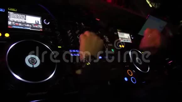 俱乐部的DJ控制台视频的预览图