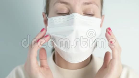 一个戴防护医疗面罩的女人的特写视频的预览图