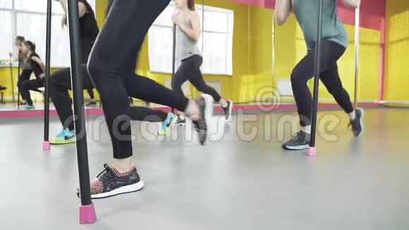 在健身室里一群做普拉提运动的妇女把腿收起来视频的预览图