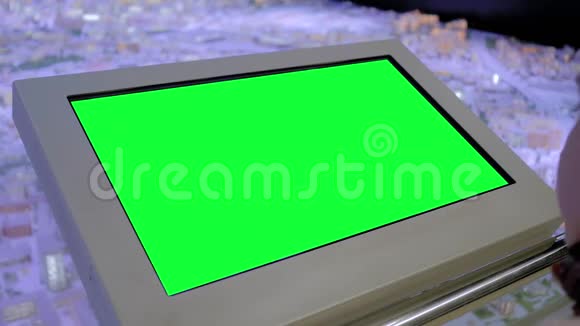 在展览厅看到空白绿色展示亭的女人绿色屏幕概念视频的预览图