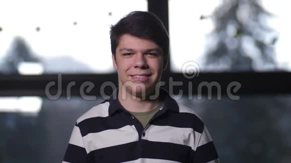 微笑残疾男扮演相机的肖像视频的预览图