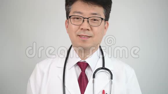 4K亚洲中年男医生微笑着站着视频的预览图