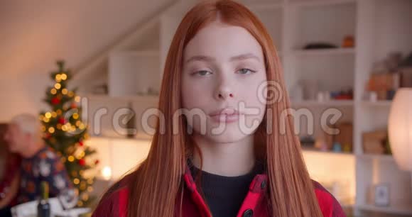红发少女圣诞新年笑颜画像视频的预览图