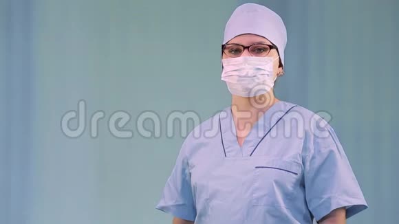 戴着医用口罩的女医生敦促不要屈服于与冠状病毒有关的恐慌并摘下口罩视频的预览图
