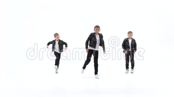 孩子们穿着黑色皮夹克和牛仔裤在白底上跳现代舞视频的预览图