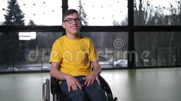 室内轮椅残疾少年画像视频的预览图