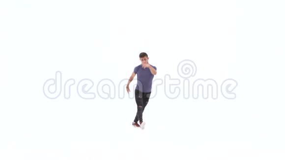 男人穿着简单的灰色t恤和灰色牛仔裤在白色背景上跳霹雳舞视频的预览图
