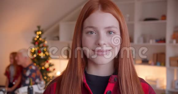 红发快乐少女写真圣诞新年微笑快乐视频的预览图