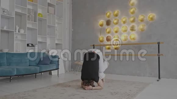 在家门口的地毯上做瑜伽的男人视频的预览图