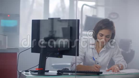女医生开处方在医疗办公室的办公桌上填写病史国际医生日视频的预览图