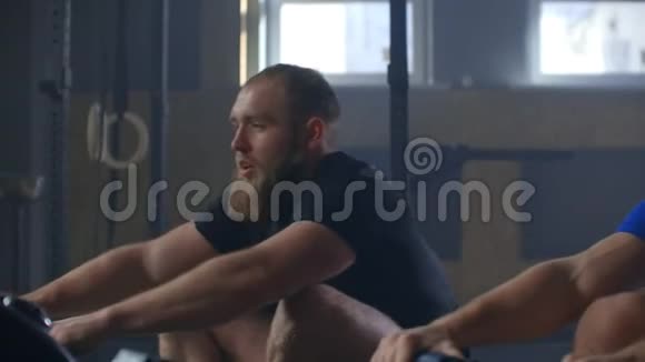 健身朋友在交叉健身房锻炼行测功仪视频的预览图